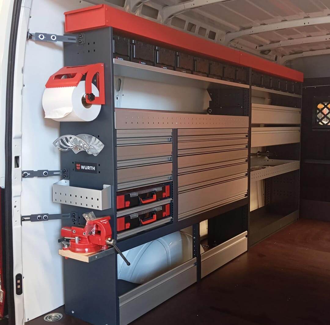 Einseitiges Regalsystem in einem Iveco Daily