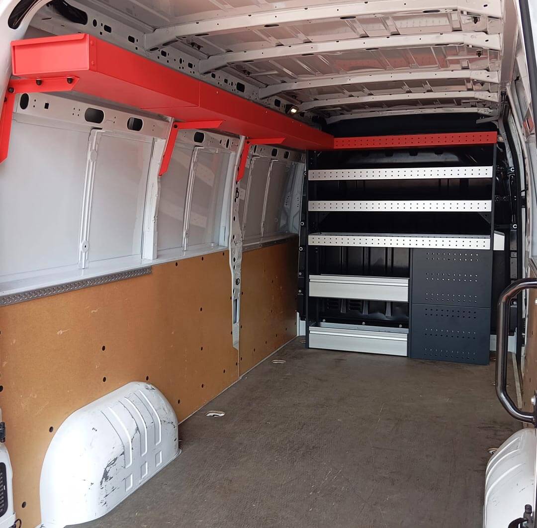 Regal mit freitragender Langgutwanne