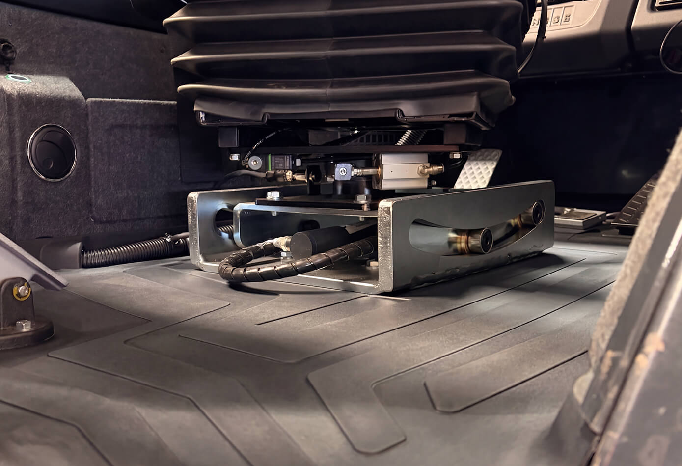 Hydraulische Sitzneigeplatte für Harvester und Forwarder